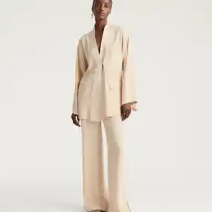 MOMONI VESTE TRINITY EN ENVERS SATIN - CHAMPAGNE